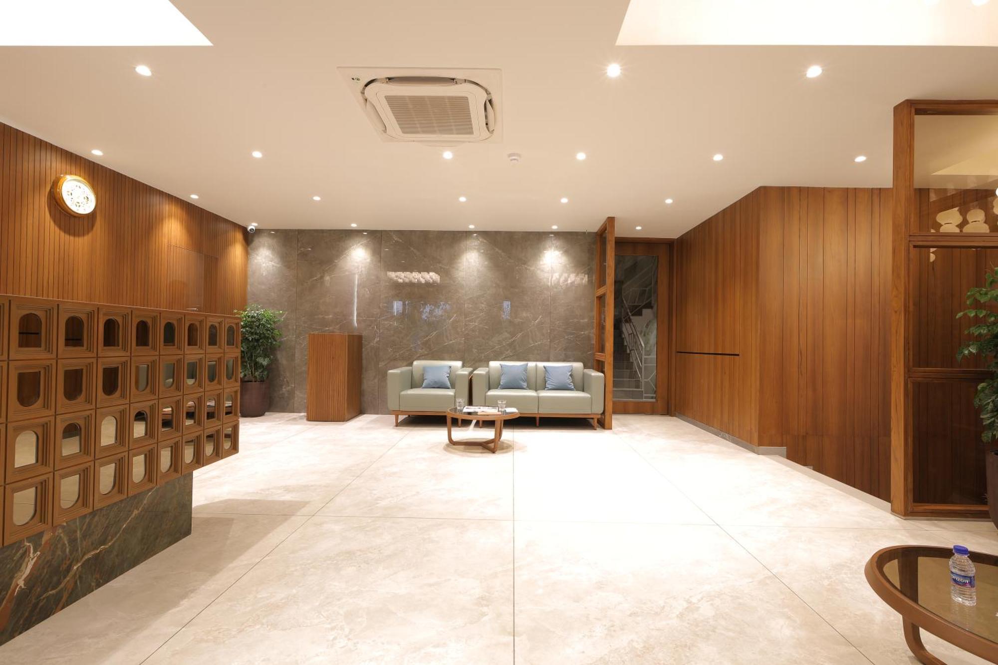 Plenteous Inn アーメダバード エクステリア 写真
